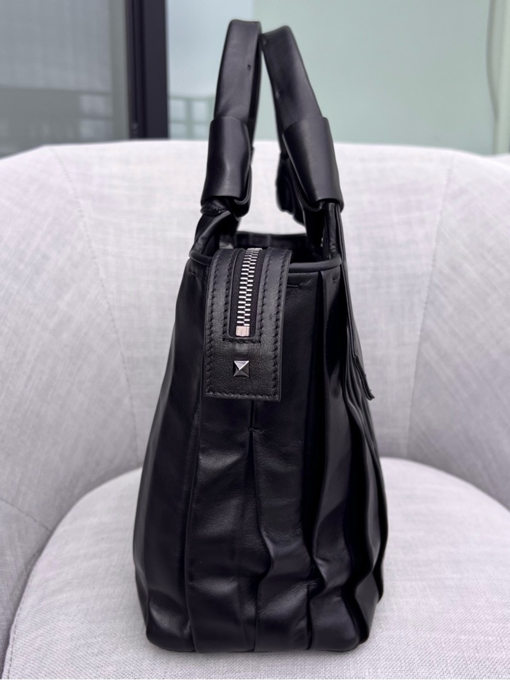 Valentino Garavani Atelier 05 Medium Pleated Black Leather Tote Black - Picture 4 of 11